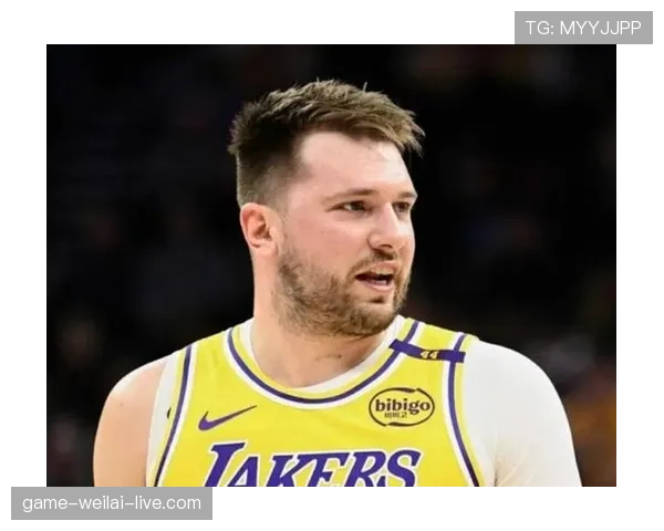 东契奇又在更衣室吃宵夜？这身材管理是真不慌啊