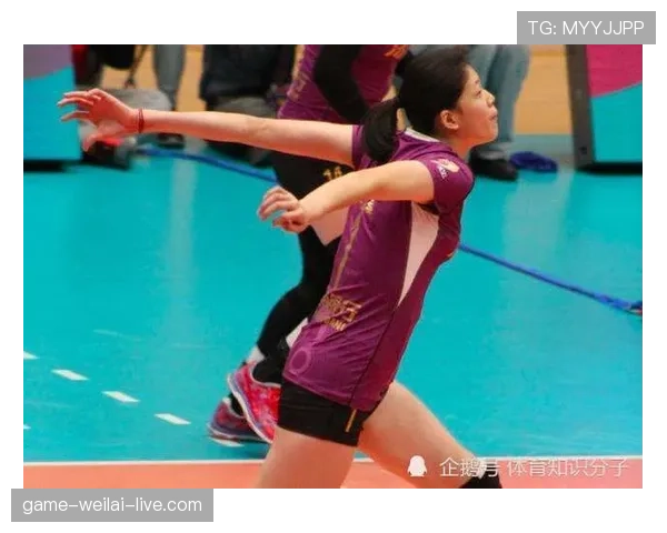 拜尔斯训练间突然露出怪癖，跟女明星私下居然那么不一般？