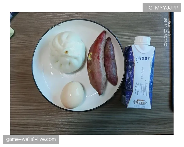 梁伟铿训练完直接干掉三份蛋白餐，这自律程度谁顶得住啊