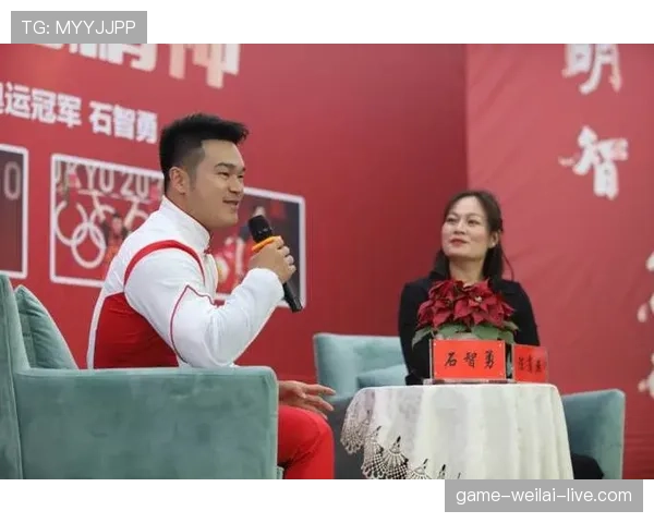 石智勇训练完直接拎走一麻袋蛋白粉，这哪是举重，分明是搬家